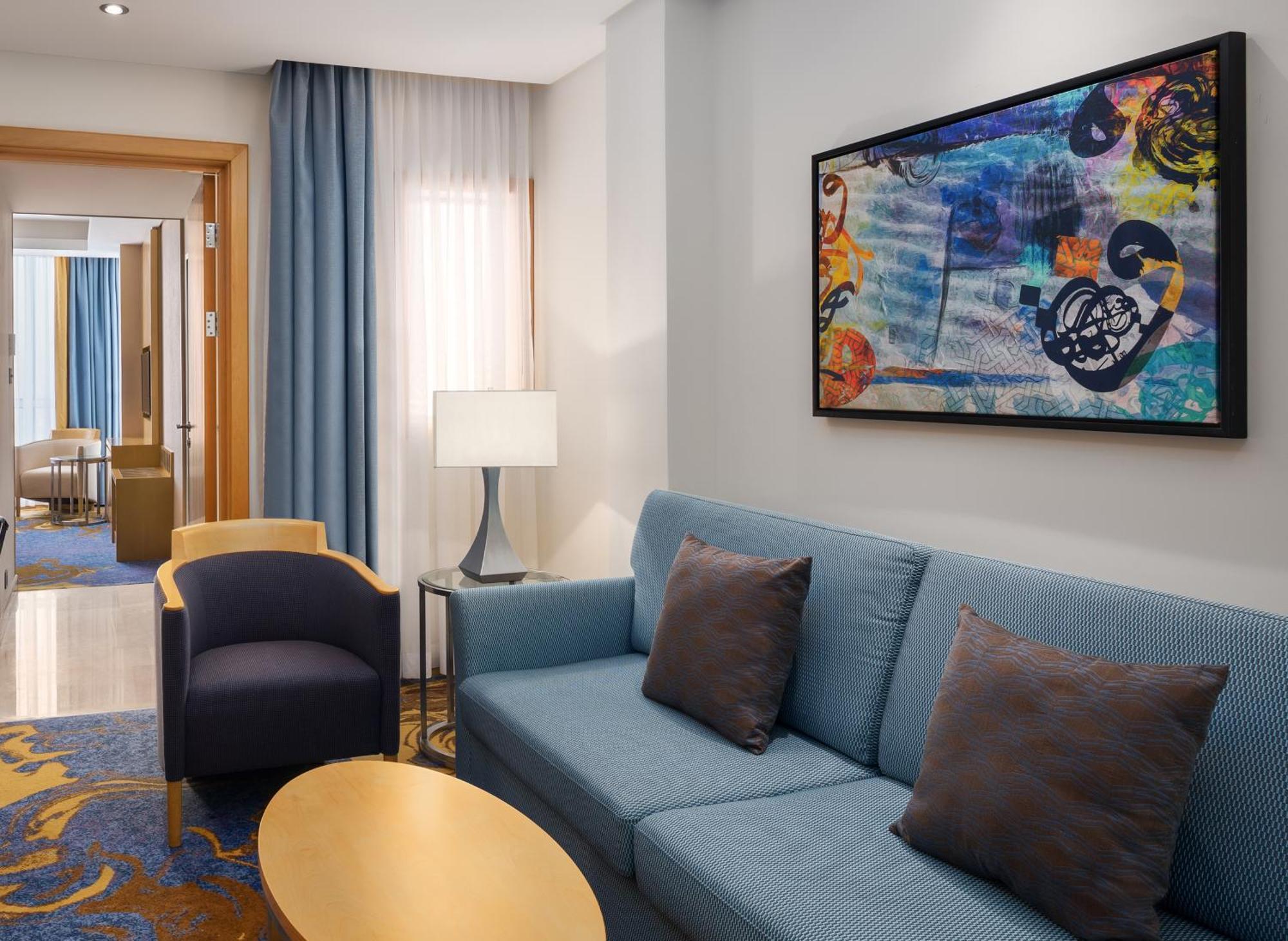 Sheraton Makkah Jabal Al Kaaba Hotel Mekka Exterior foto A living room in a suite at the Hilton San Francisco Airport